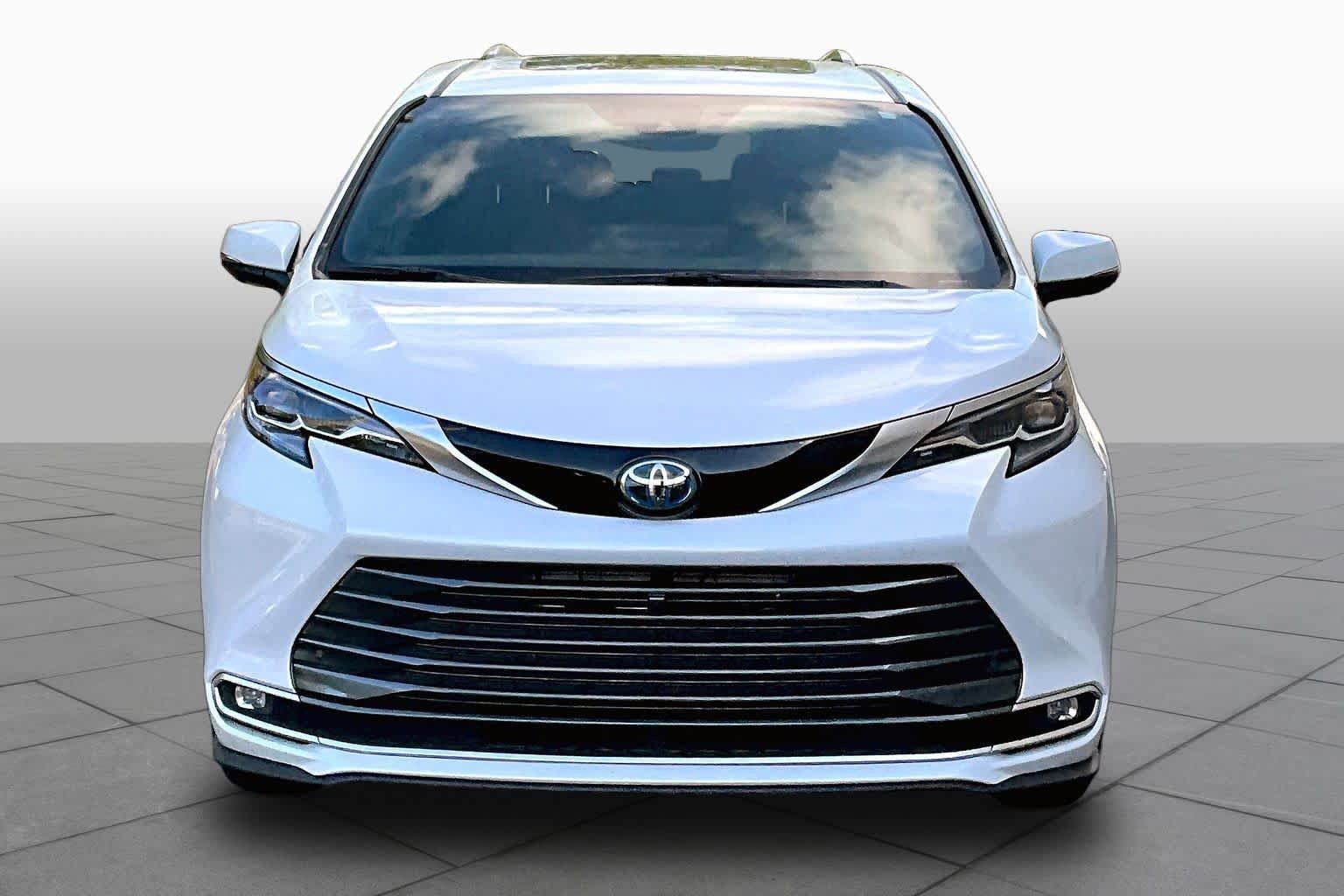 Used 2025 Toyota Sienna Platinum FWD image 4