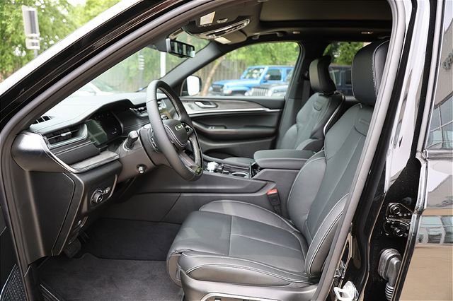 New 2025 Jeep Grand Cherokee Overland w/ Adv Protech Group III image 16