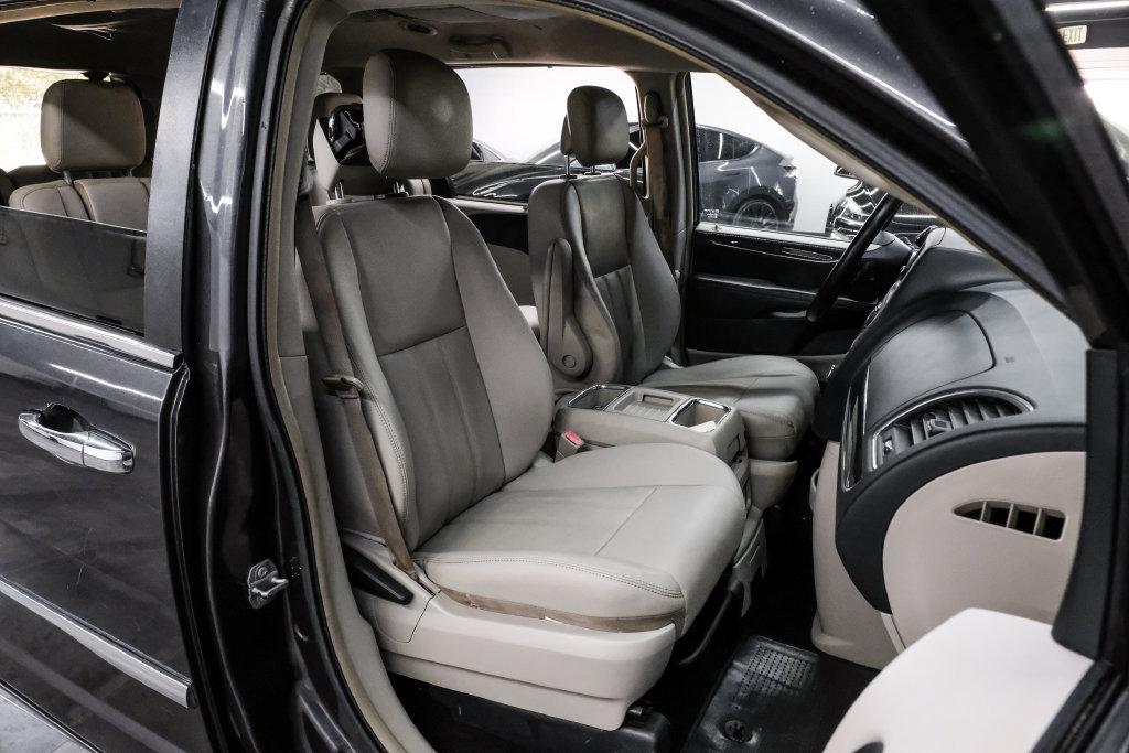 Used 2015 Chrysler Town & Country Touring w/ Driver Convenience Group FWD image 36