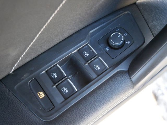 Used 2022 Volkswagen Tiguan SE w/ Panoramic Sunroof Package image 15