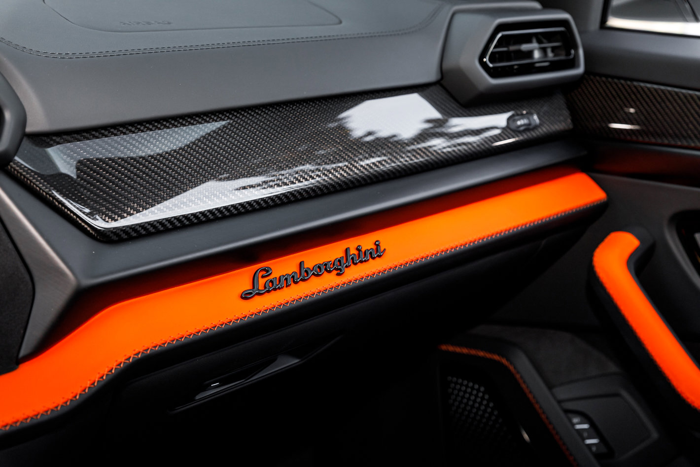 Used 2025 Lamborghini Urus SE image 41