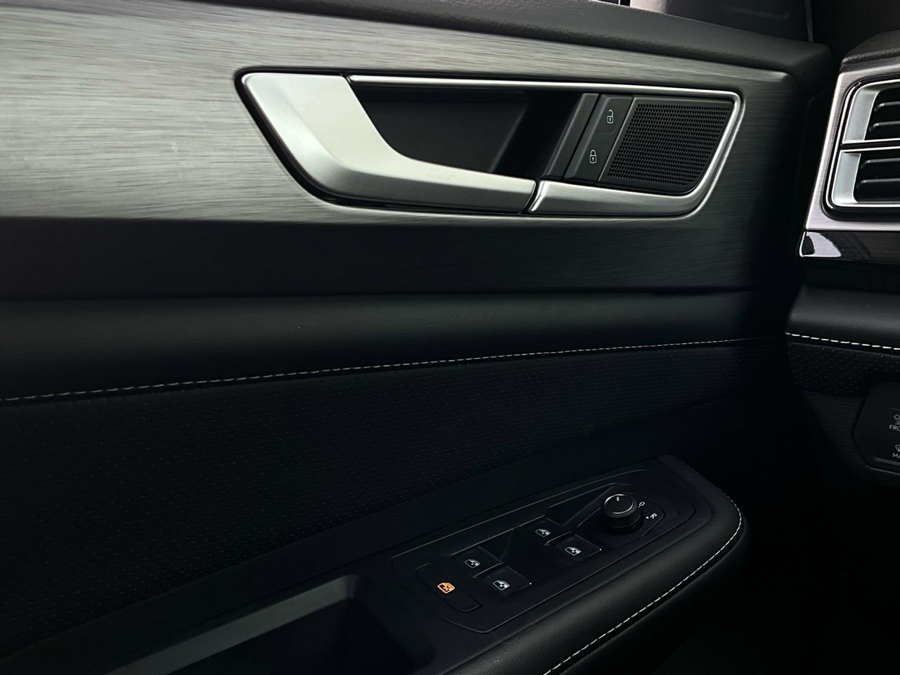 Used 2025 Volkswagen Atlas Cross Sport SE image 21