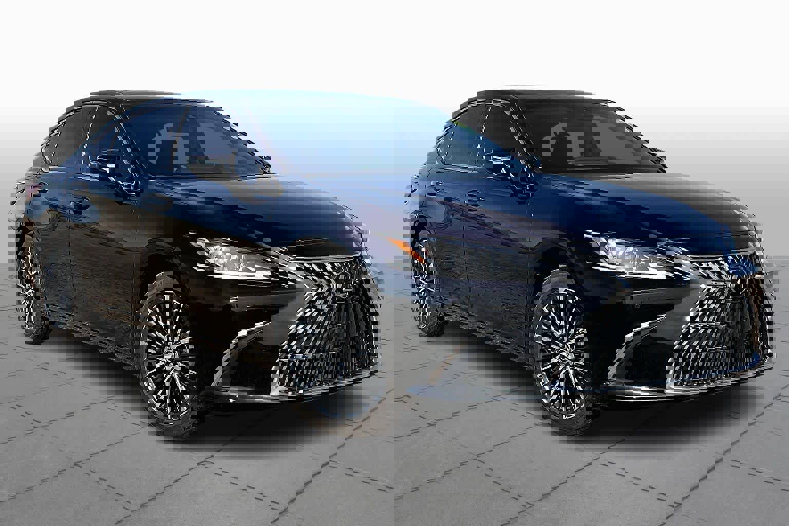 Used 2025 Lexus ES 300h w/ Premium Package image 2