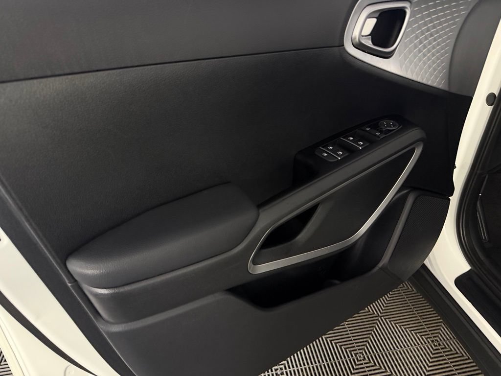 Used 2025 Kia Soul LX w/ LX Technology Package FWD image 24