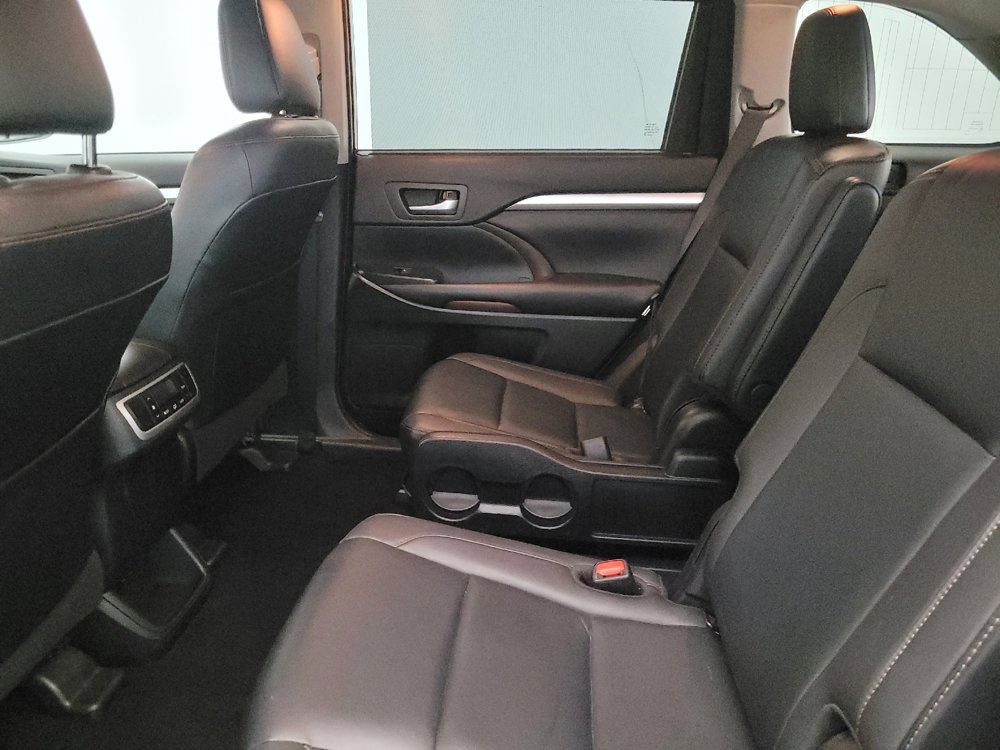 Used 2019 Toyota Highlander XLE AWD/4WD image 18