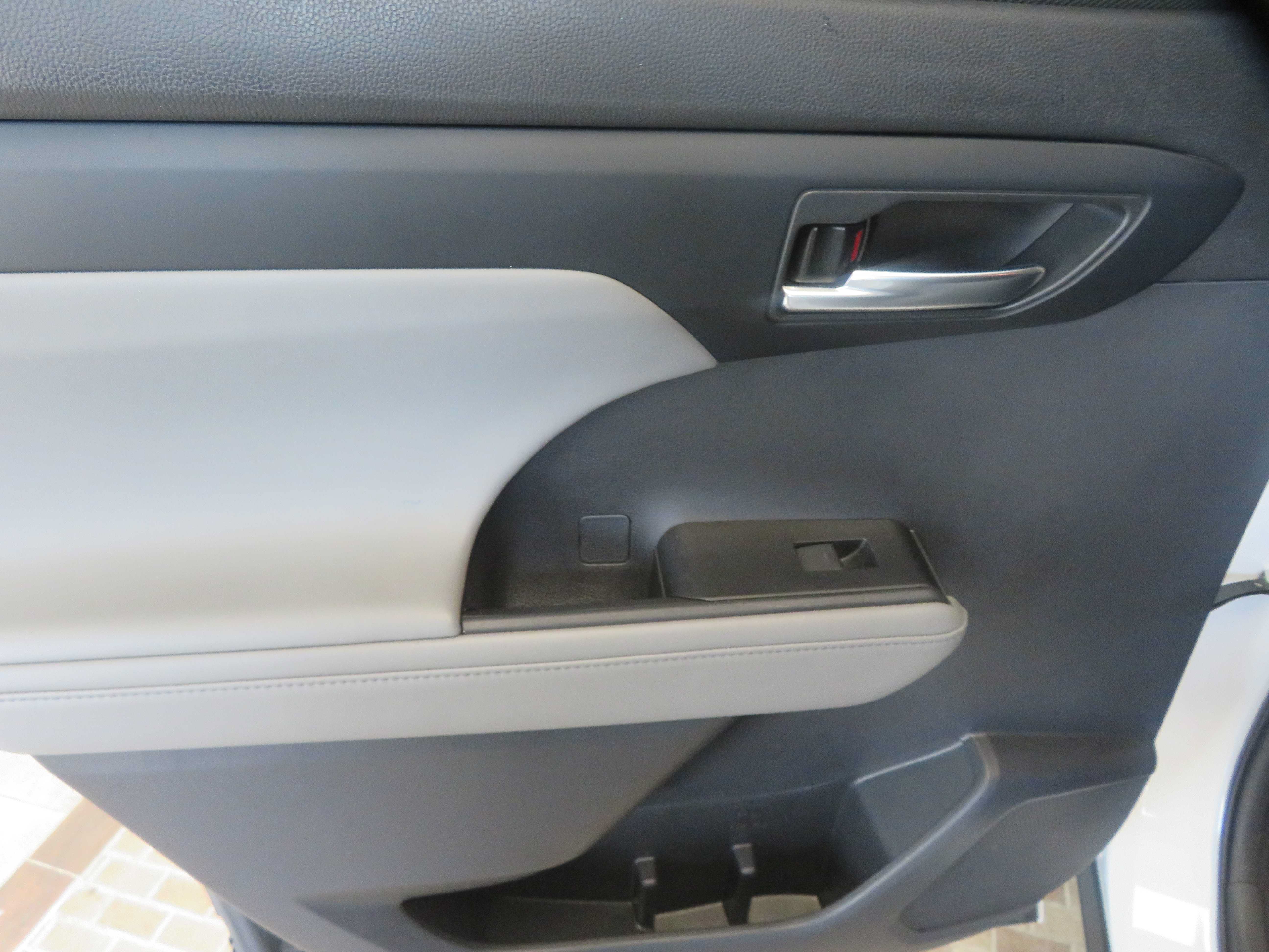 Used 2023 Toyota Highlander XLE FWD image 18