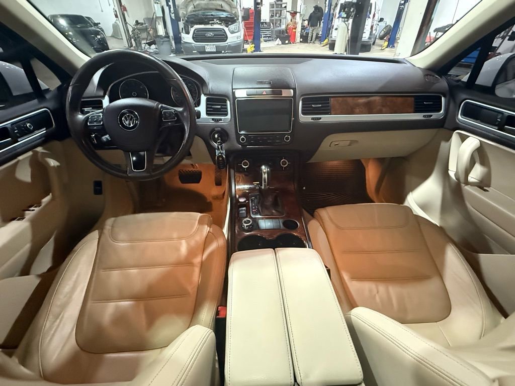 Used 2014 Volkswagen Touareg TDI image 16