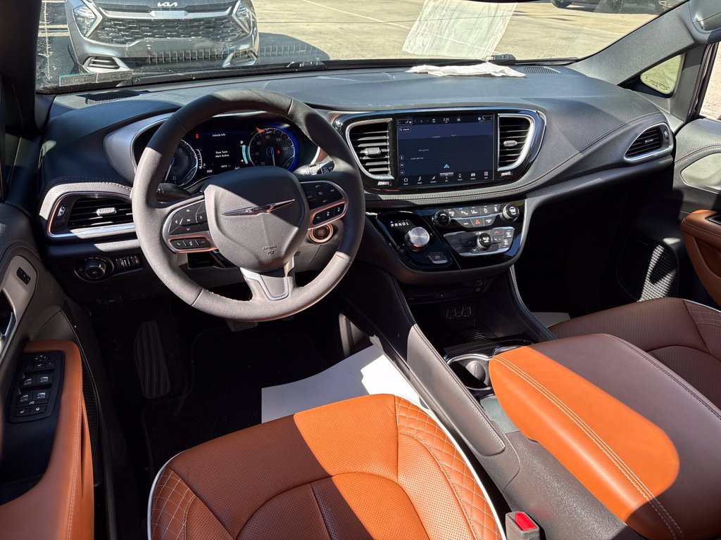 Used 2025 Chrysler Pacifica Pinnacle FWD image 11