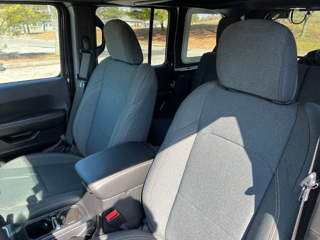 Used 2024 Jeep Wrangler Sahara w/ Technology Group AWD/4WD image 18