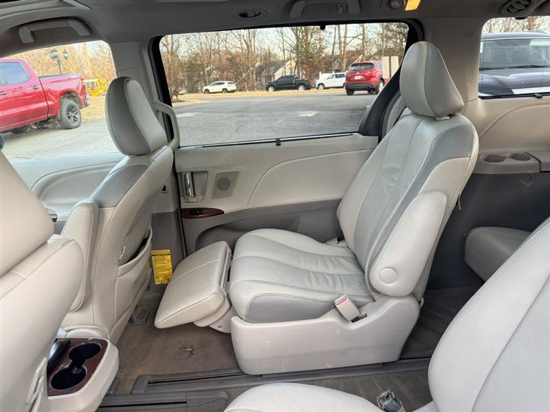 Used 2013 Toyota Sienna Limited w/ Premium Pkg FWD image 23