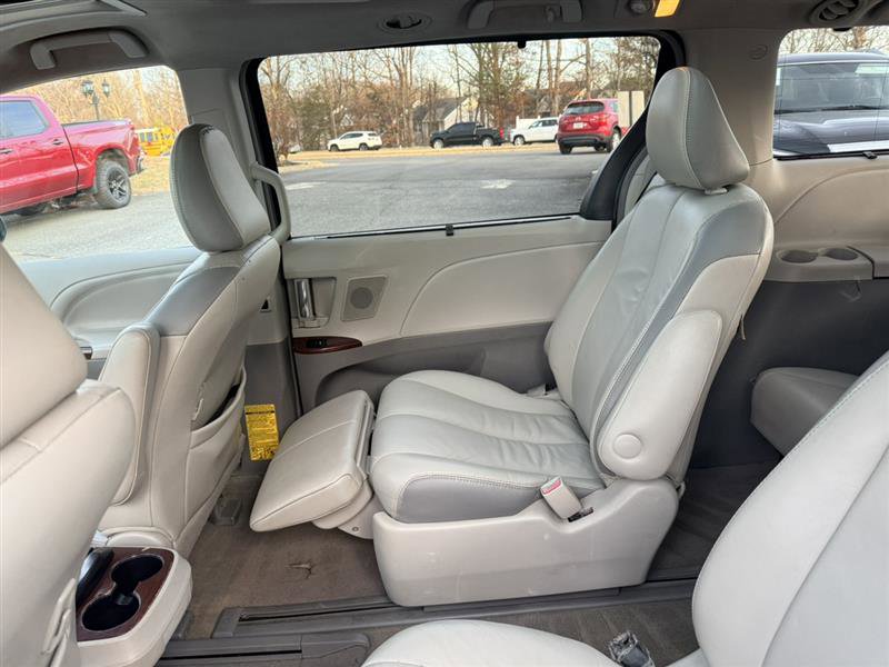Used 2013 Toyota Sienna Limited w/ Premium Pkg image 23