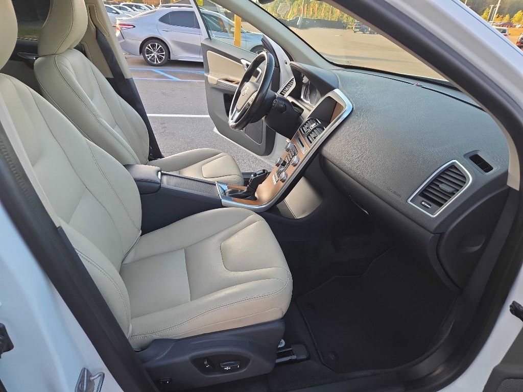 Used 2017 Volvo XC60 T6 Inscription w/ Climate Package image 29