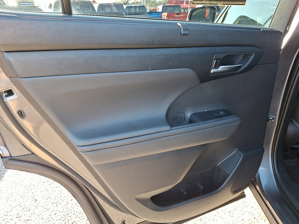 Used 2022 Toyota Highlander XLE image 19