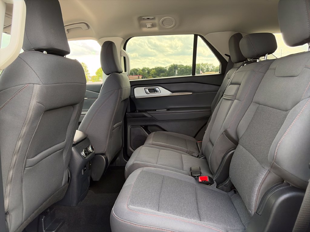 Used 2025 Ford Explorer Active AWD/4WD image 29