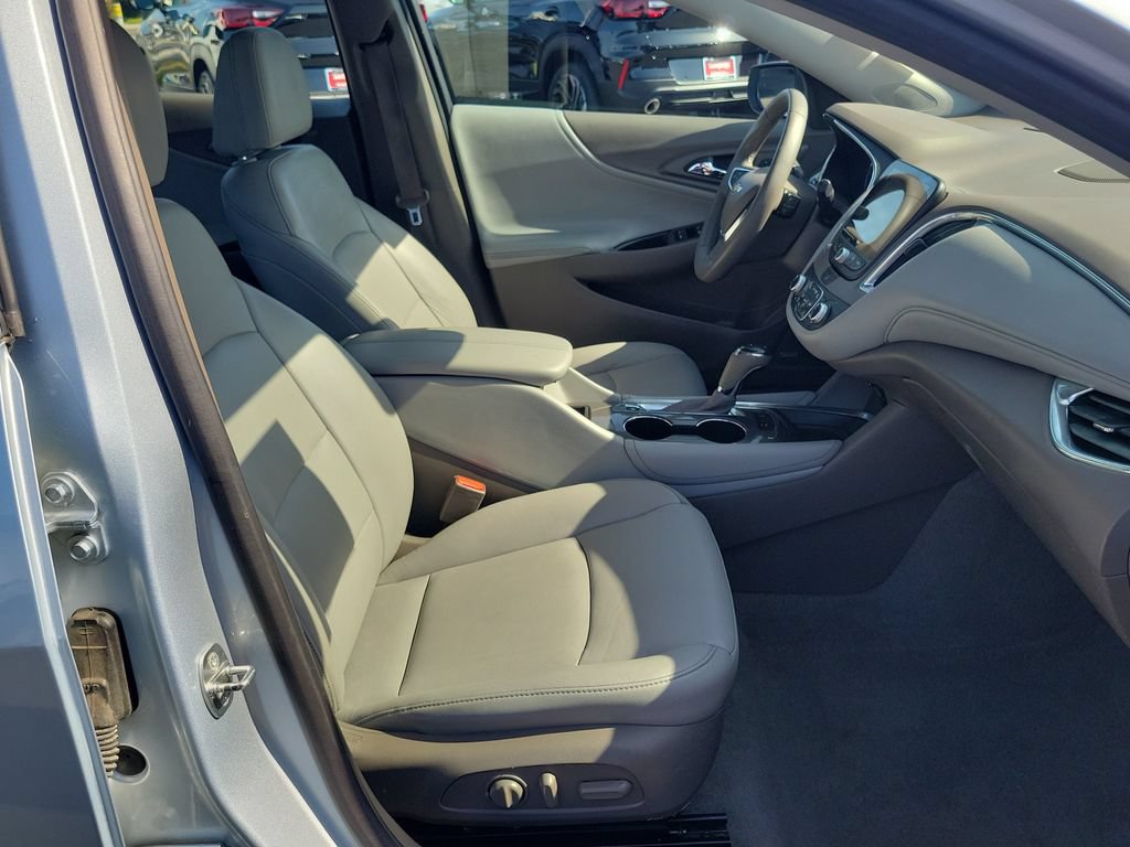 Used 2017 Chevrolet Malibu Hybrid w/ Leather Package FWD image 18