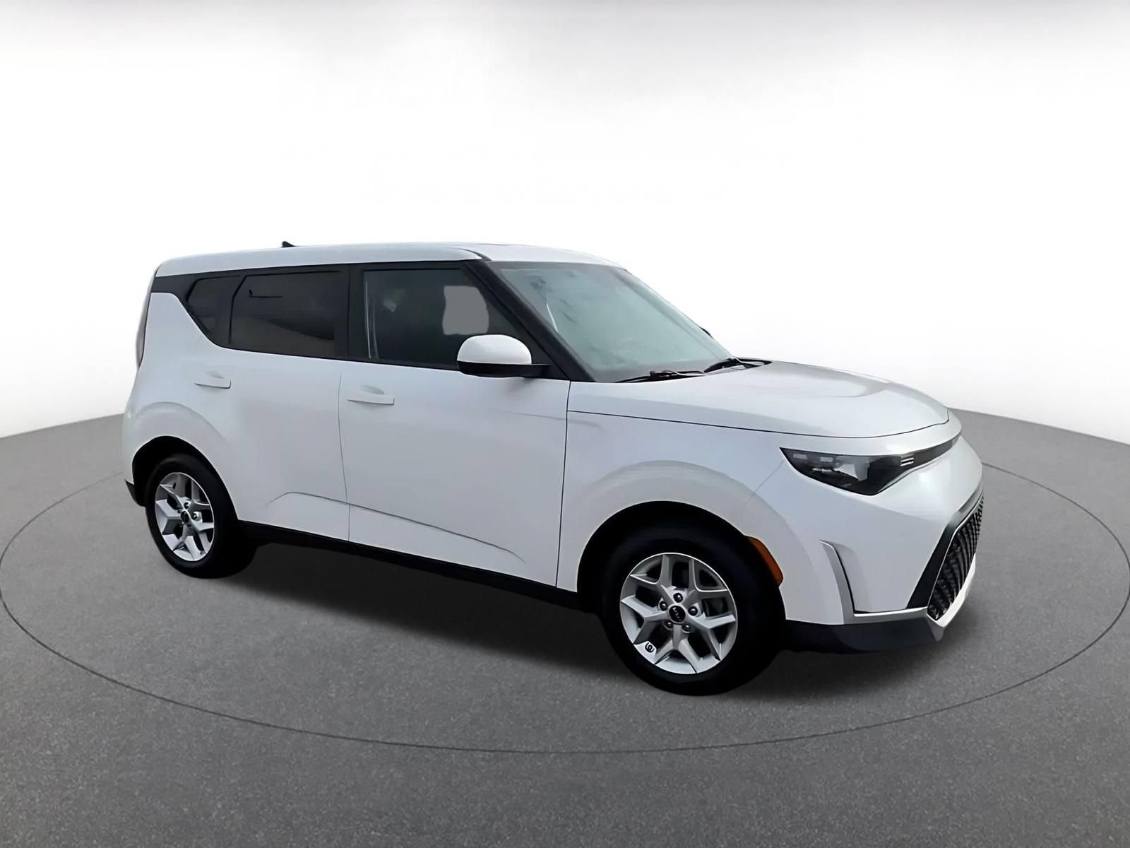 Used 2025 Kia Soul LX w/ LX Technology Package FWD image 2