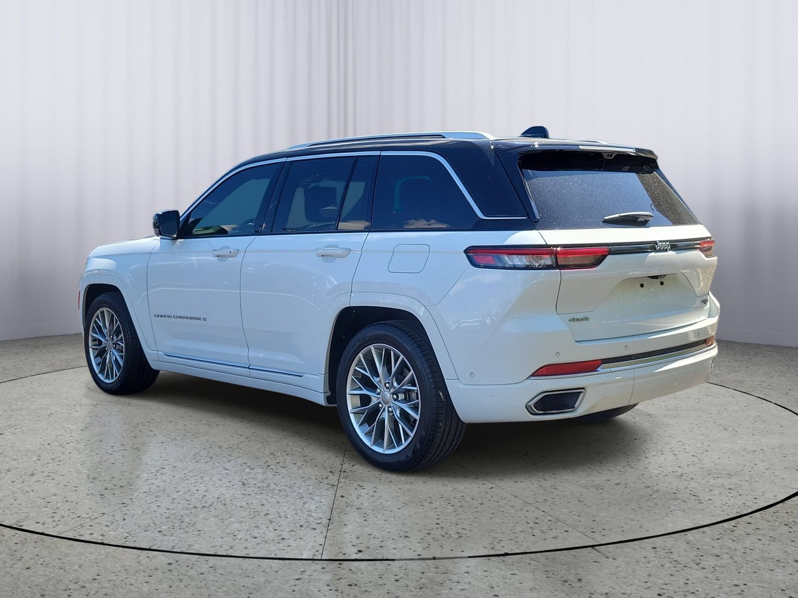 Used 2023 Jeep Grand Cherokee Summit w/ Adv Protech Group IV AWD/4WD image 4