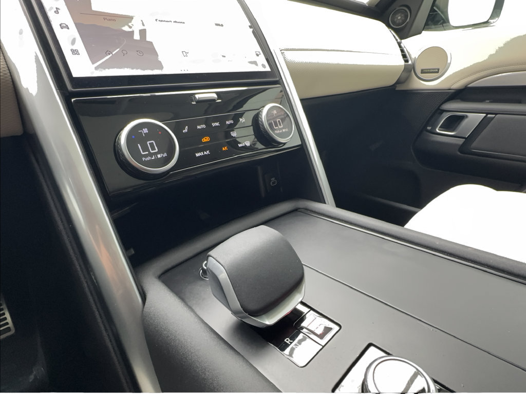 Used 2025 Land Rover Discovery Dynamic SE AWD/4WD image 51