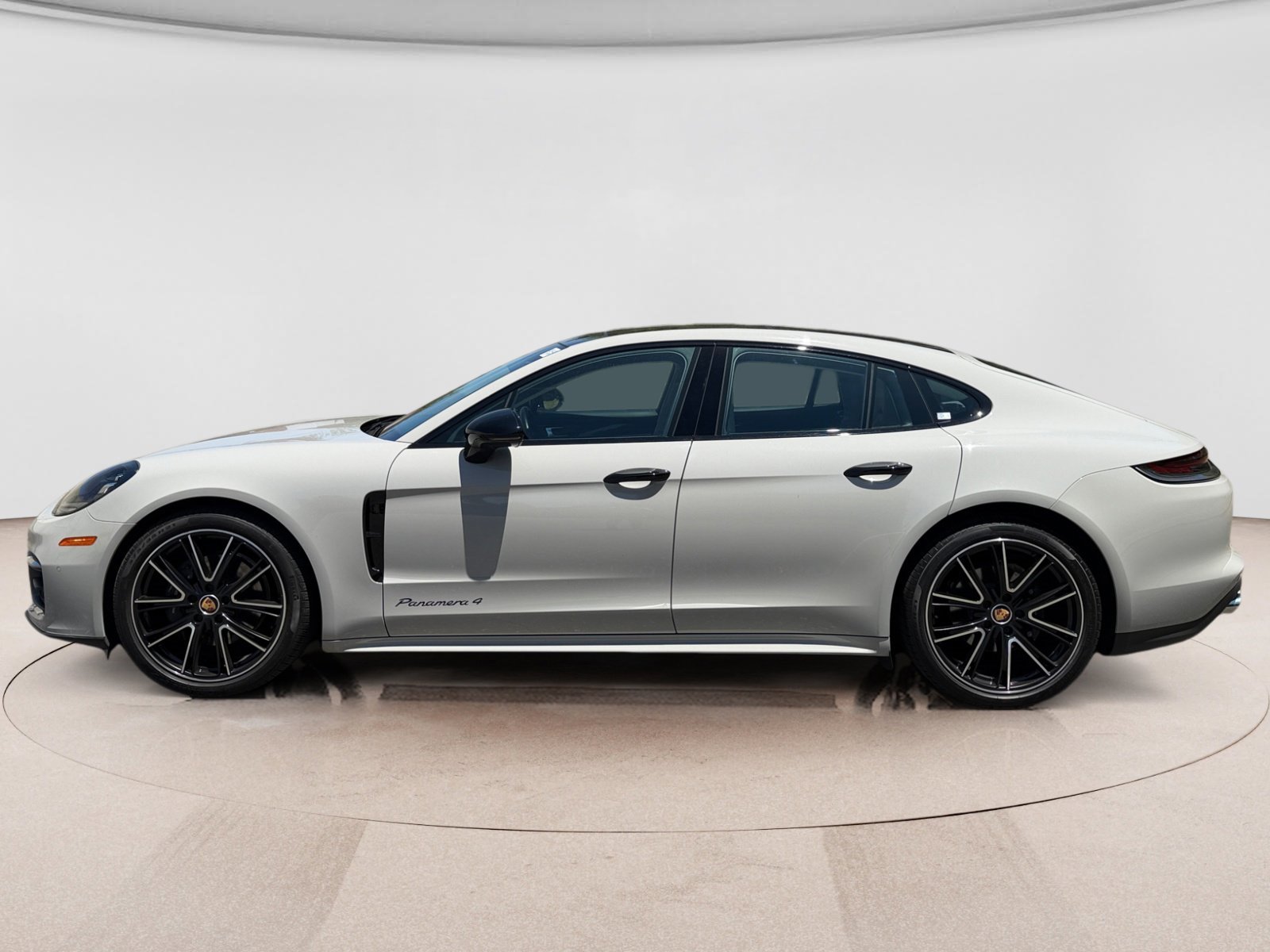 Used 2023 Porsche Panamera image 2