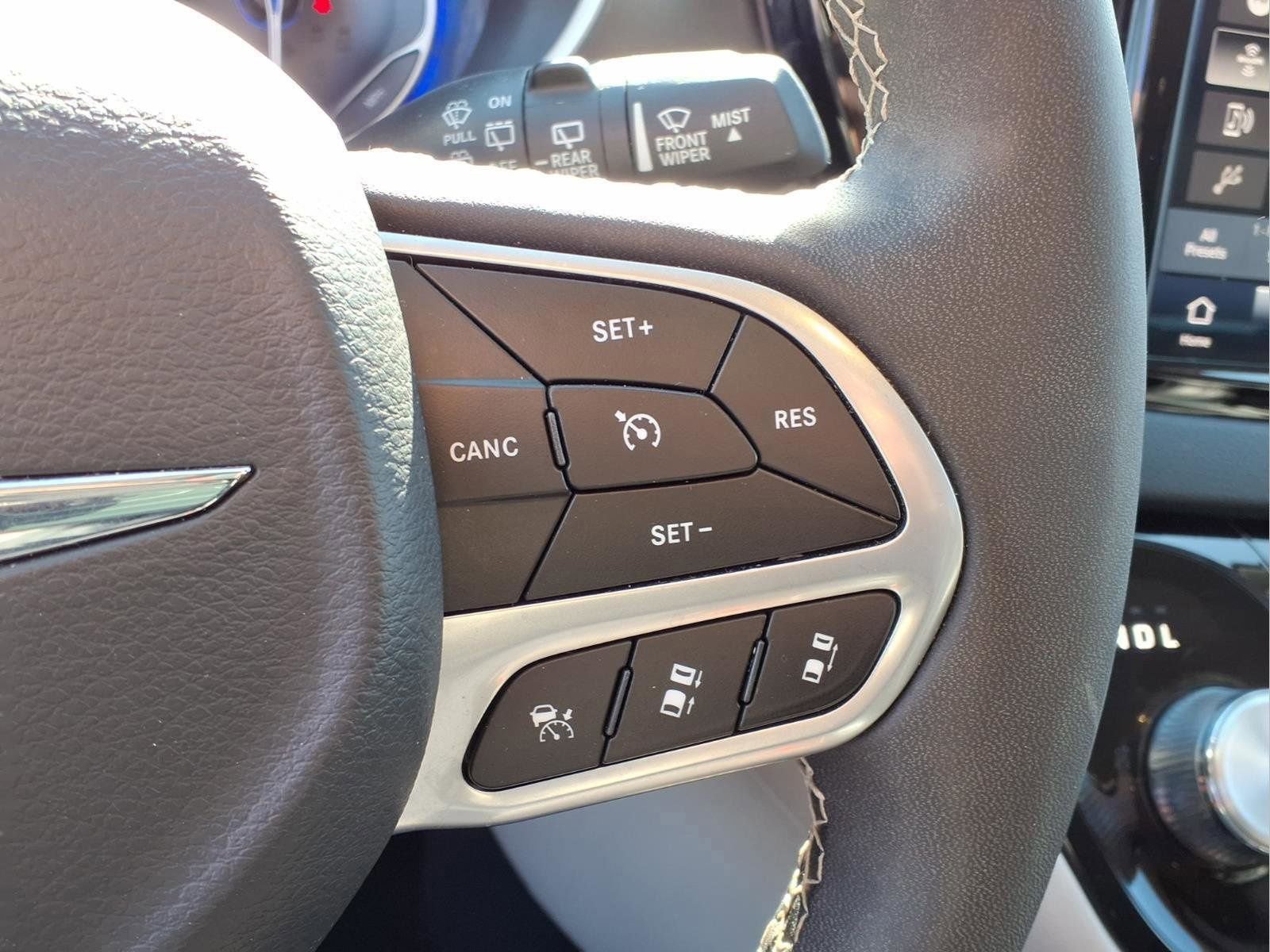 Used 2024 Chrysler Pacifica Touring-L image 12