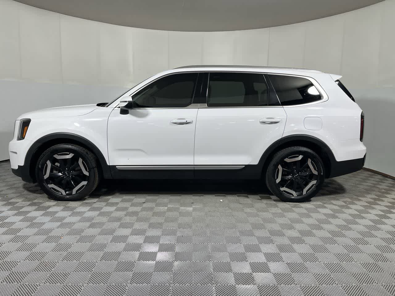 Used 2023 Kia Telluride EX w/ EX Captain's Chair Package AWD/4WD image 5