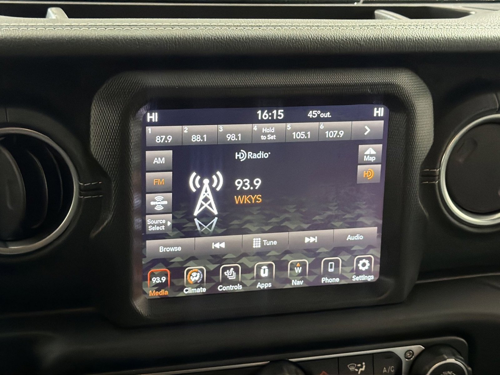 Used 2020 Jeep Wrangler Unlimited Sahara image 18