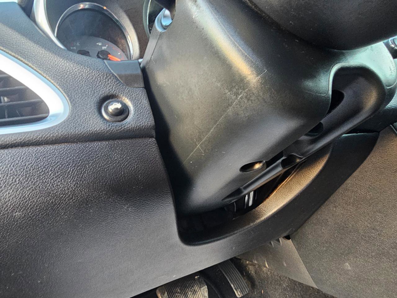 Used 2013 Dodge Avenger SE image 31