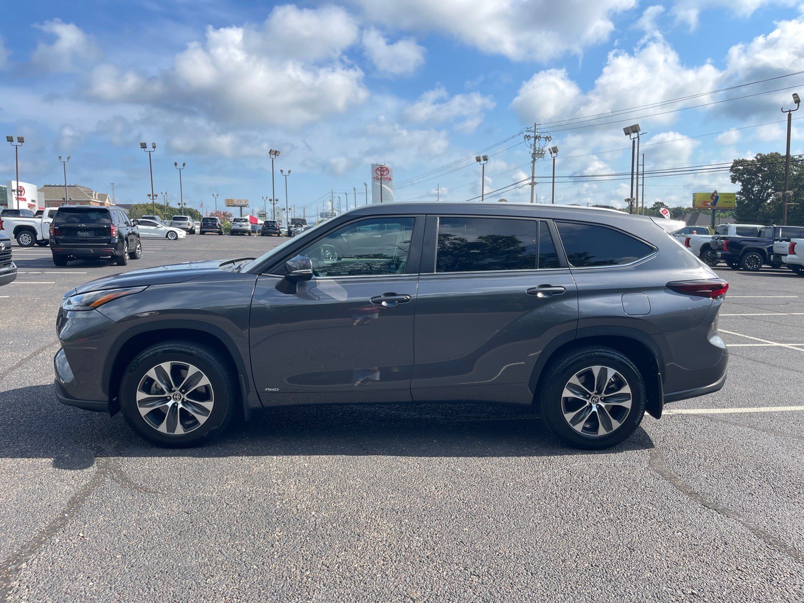 Used 2025 Toyota Highlander XLE AWD/4WD image 13