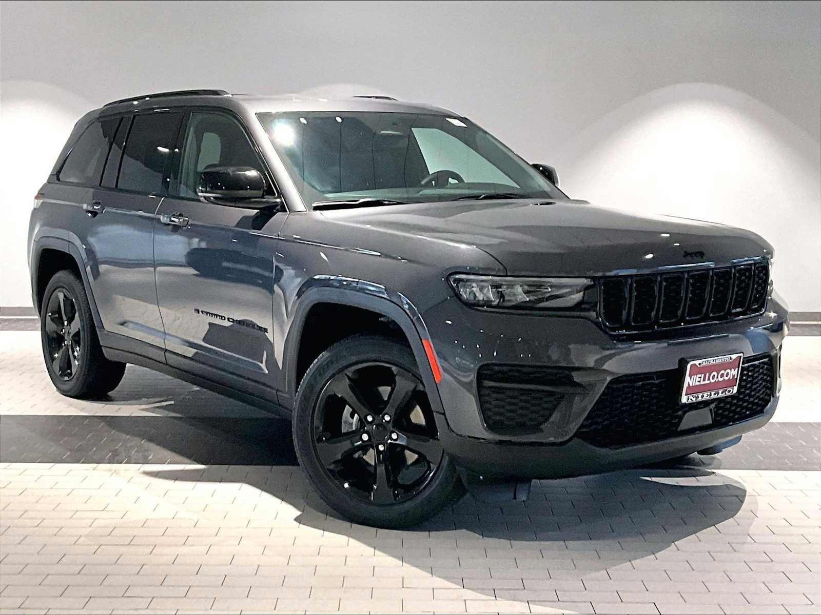 Used 2023 Jeep Grand Cherokee Altitude image 12