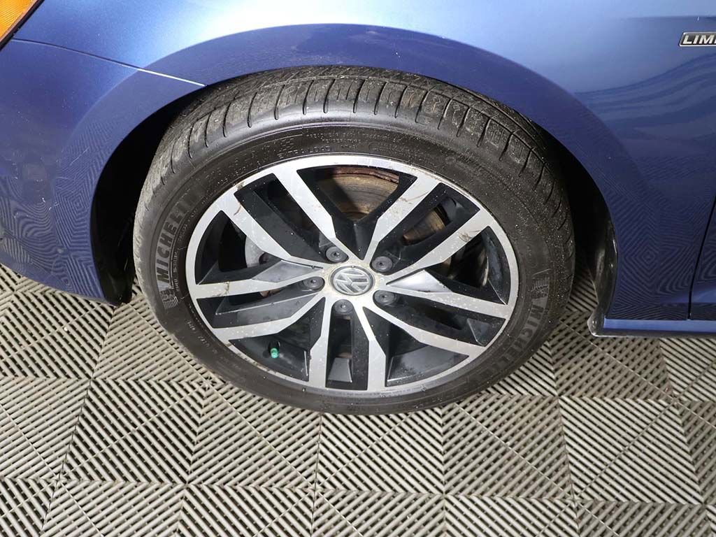 Used 2016 Volkswagen Golf Limited Edition image 18