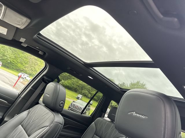Used 2025 Buick Enclave Avenir AWD/4WD image 18