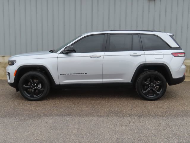 Used 2023 Jeep Grand Cherokee Altitude AWD/4WD image 9