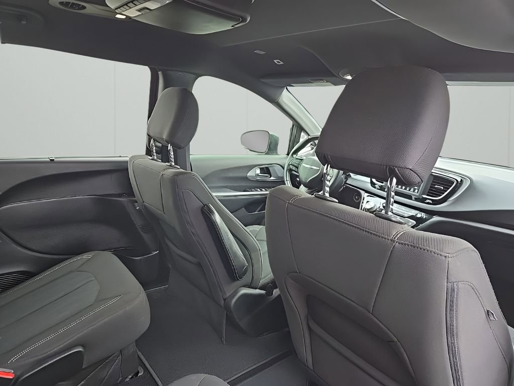 Used 2018 Chrysler Pacifica Touring Plus w/ S Appearance Package image 18