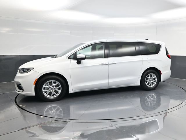 Used 2023 Chrysler Pacifica Touring-L image 6