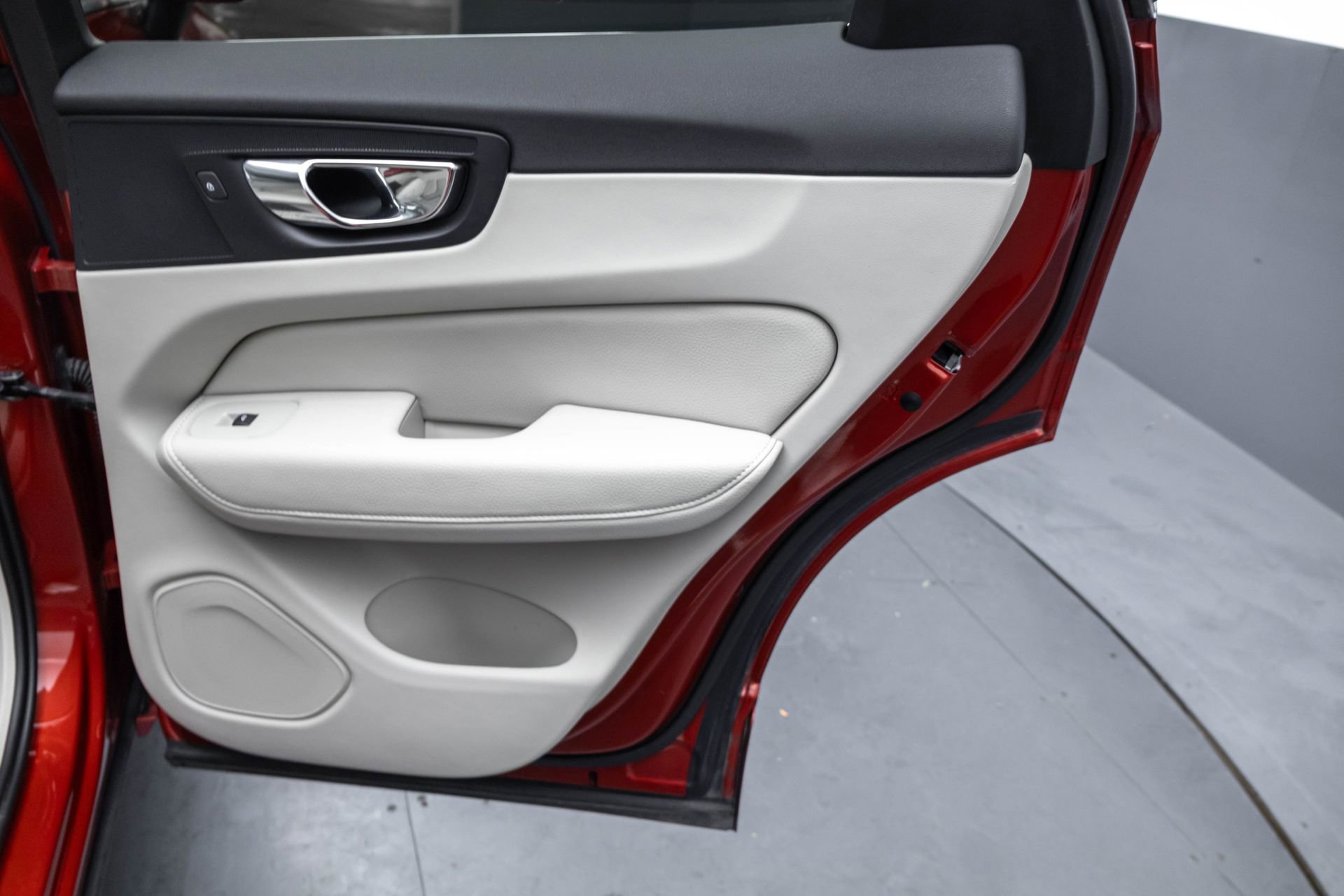 Used 2019 Volvo XC60 T8 Momentum w/ Advanced Package image 37