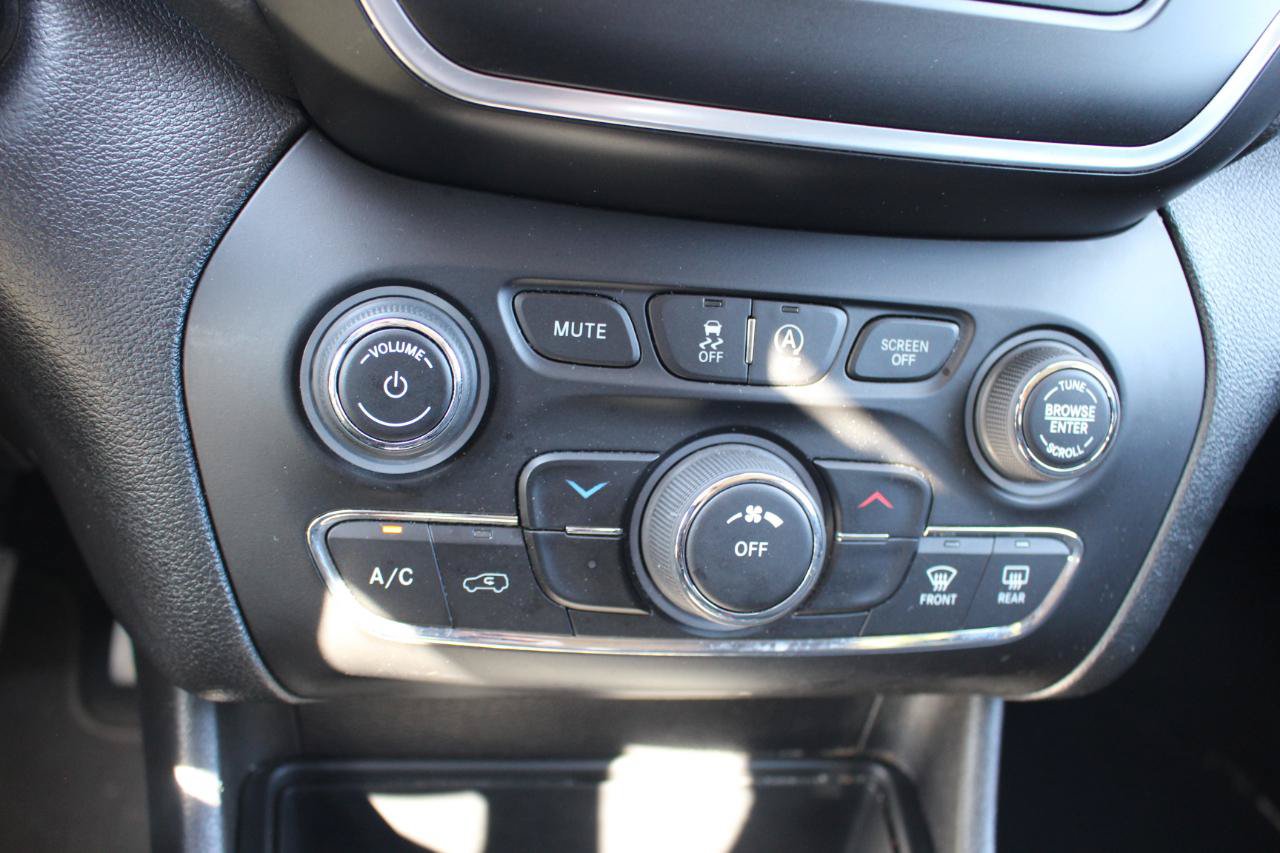 Used 2020 Jeep Cherokee Latitude FWD image 26