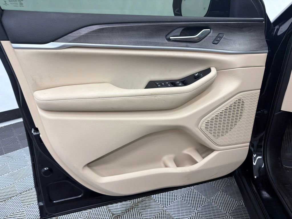 Used 2023 Jeep Grand Cherokee Limited w/ Black Appearance Package RWD image 11