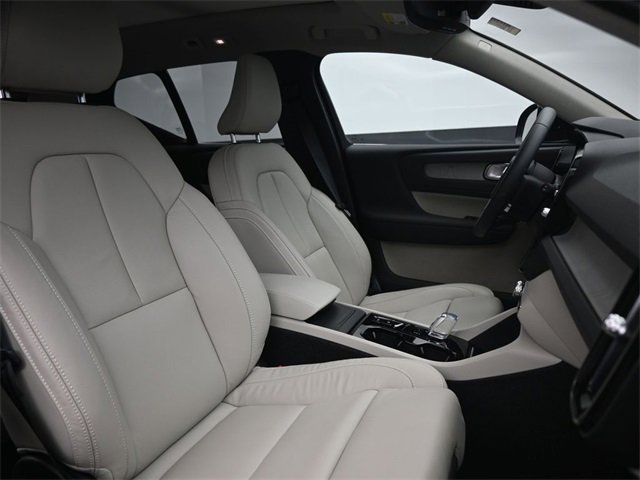 Used 2024 Volvo XC40 B5 Plus w/ Protection Package Premier image 34