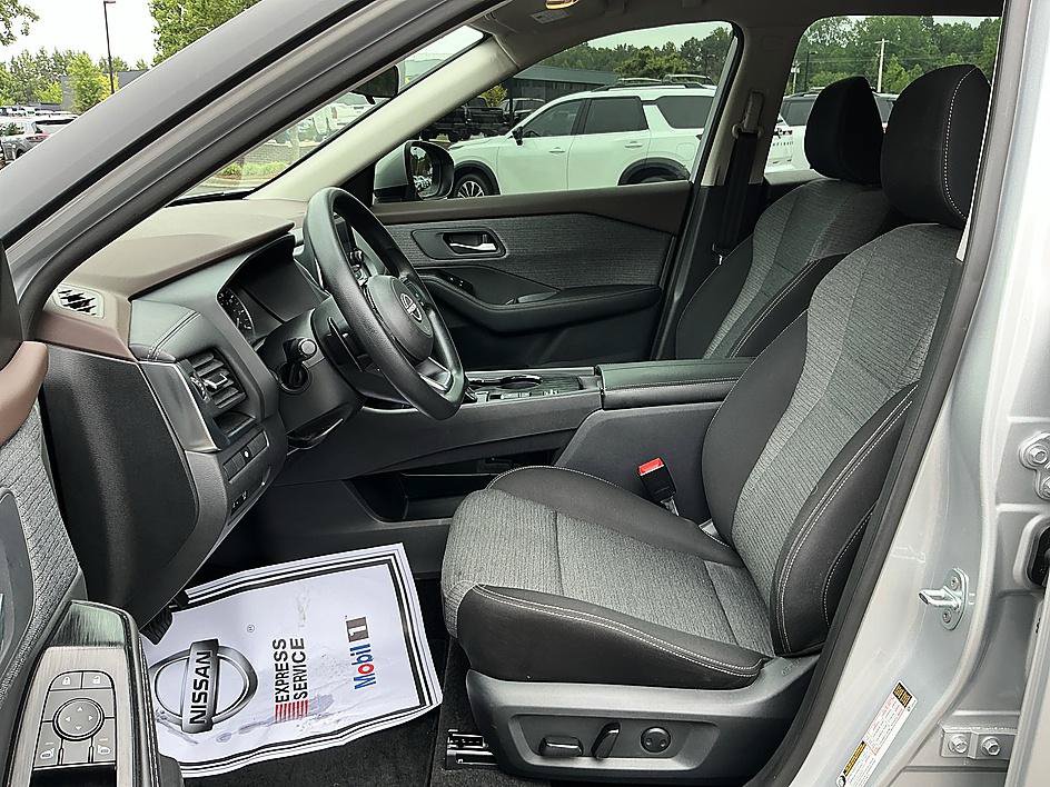 Certified 2023 Nissan Rogue SV FWD image 14