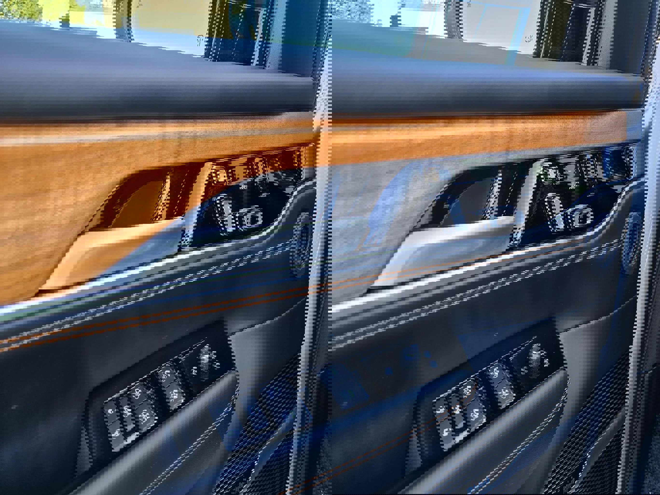 Used 2024 Jeep Grand Wagoneer L Series III image 21