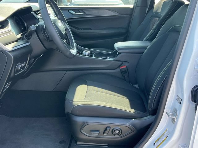 Used 2025 Jeep Grand Cherokee Laredo X w/ Luxury Tech Group I RWD image 13