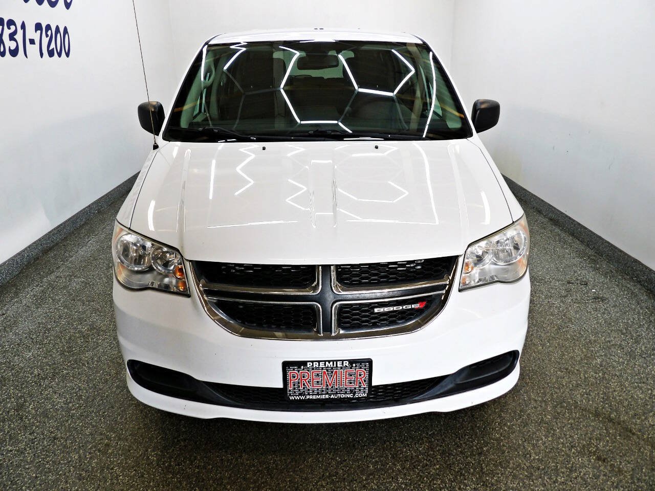 Used 2018 Dodge Grand Caravan SE w/ UConnect Hands-Free Group FWD image 2