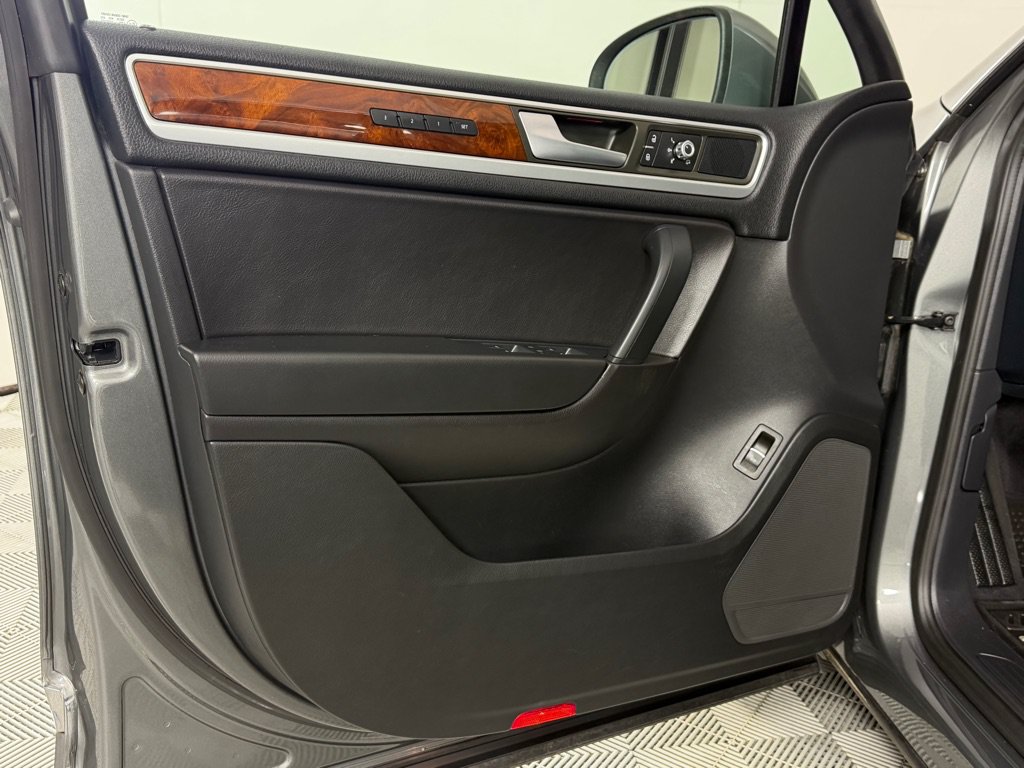 Used 2014 Volkswagen Touareg VR6 AWD/4WD image 8