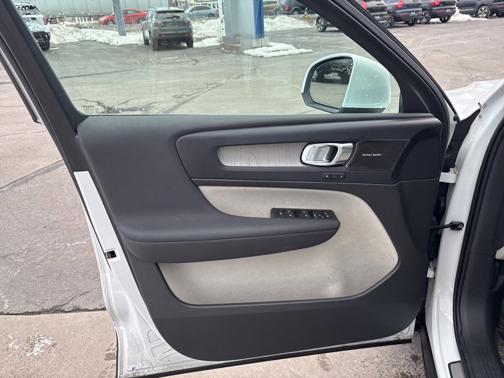 Certified 2023 Volvo XC40 B5 Plus w/ Protection Package Premier image 15