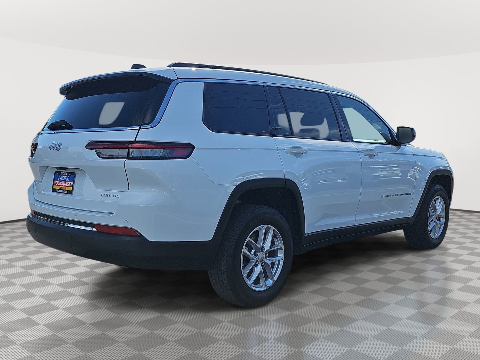 Used 2025 Jeep Grand Cherokee L Laredo RWD image 5