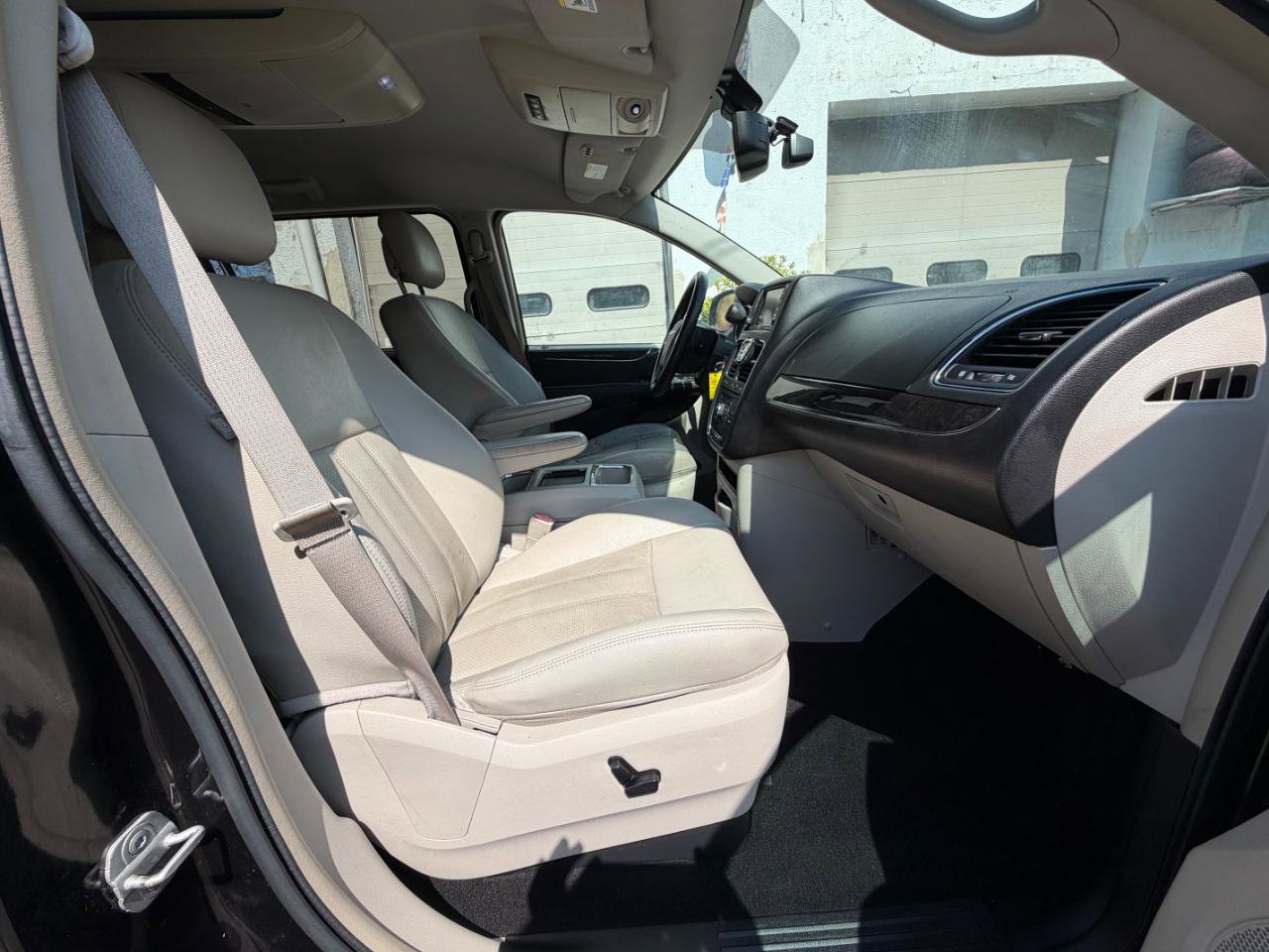 Used 2014 Chrysler Town & Country Touring-L w/ Driver Convenience Group image 26