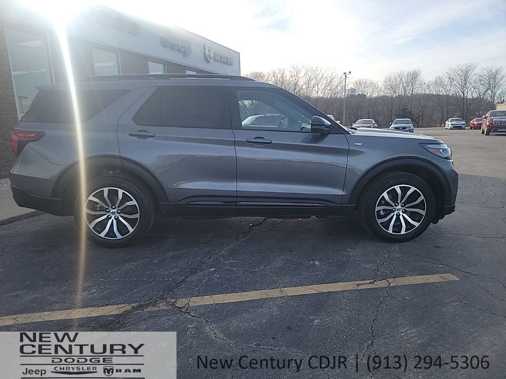 Used 2025 Ford Explorer ST-Line AWD/4WD image 6
