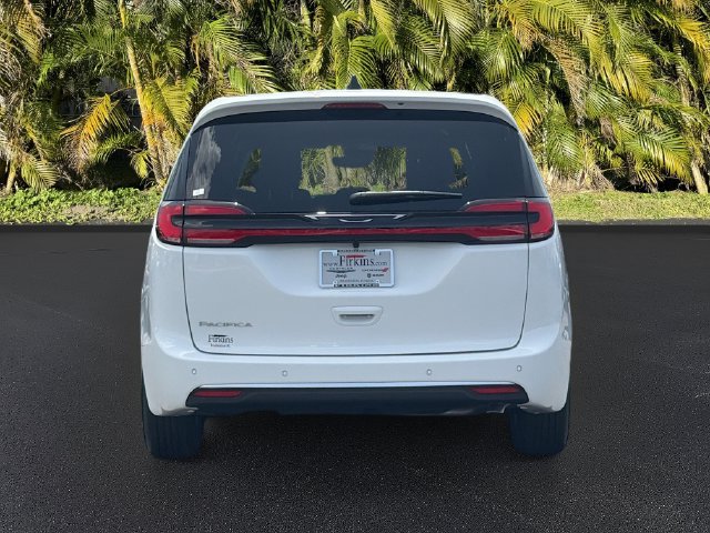 New 2027 Chrysler Pacifica Select FWD image 6