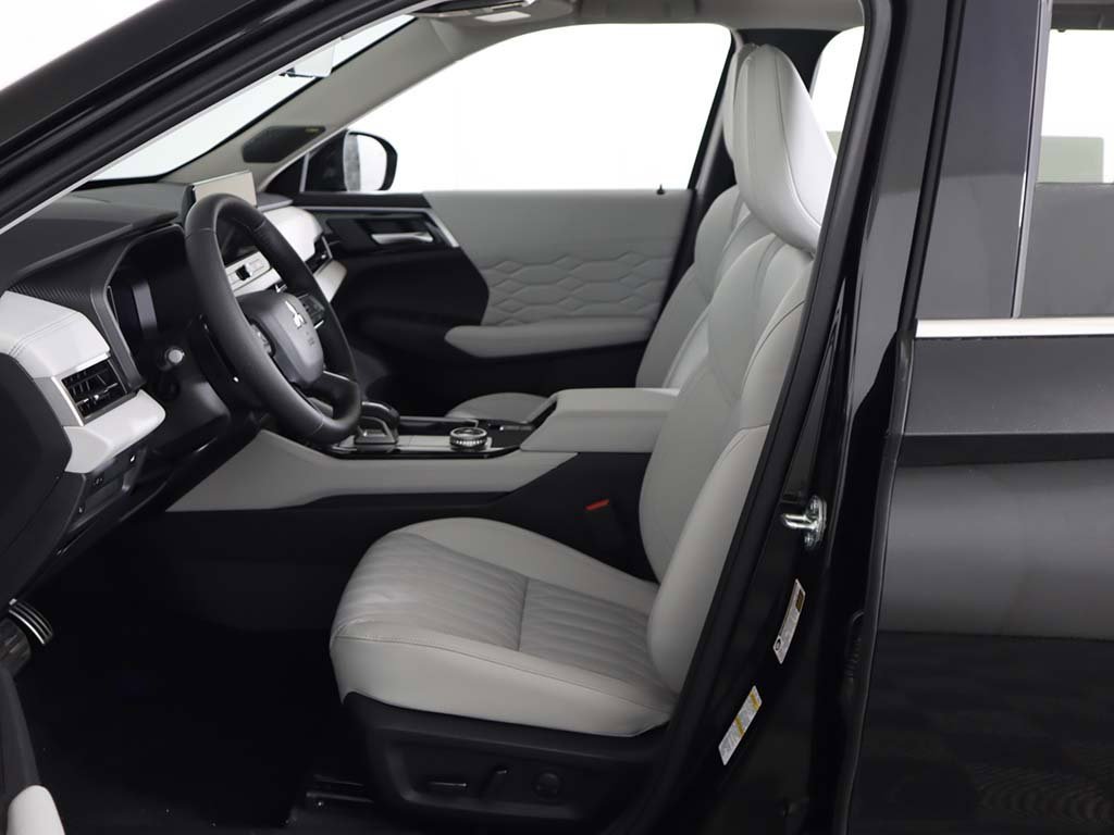 New 2025 Mitsubishi Outlander AWD image 32