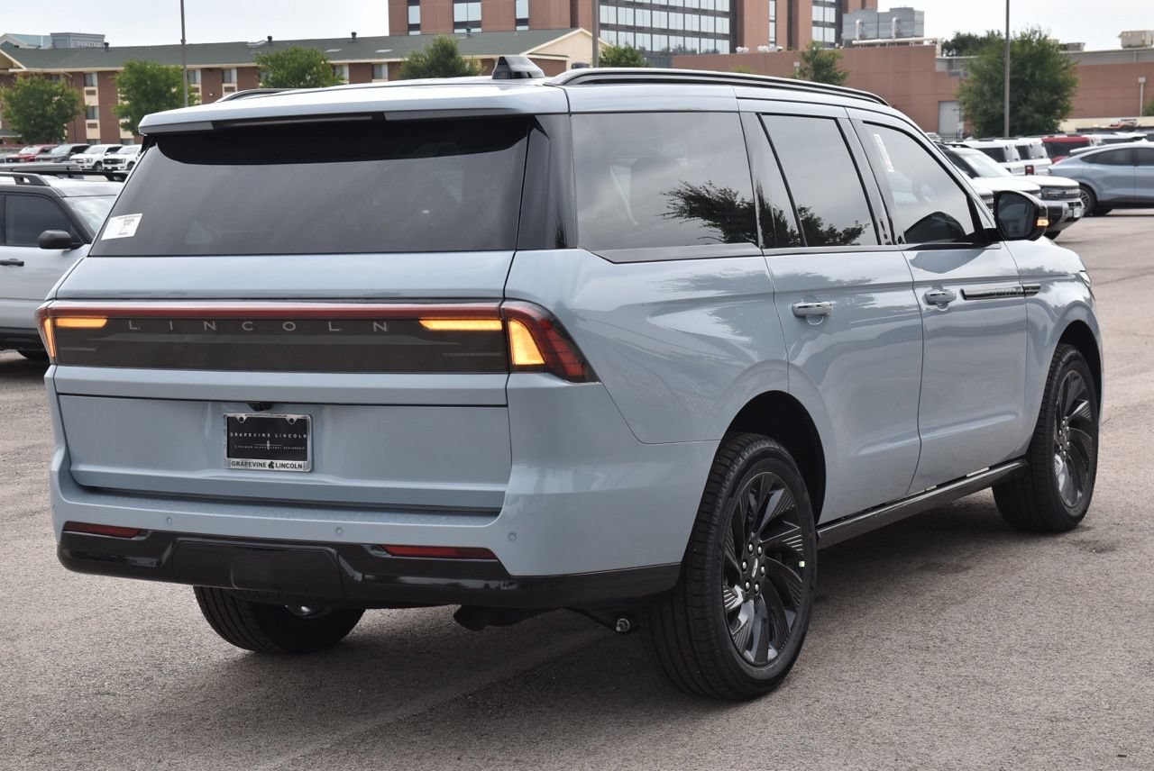 New 2026 Lincoln Navigator Reserve w/ Jet Appearance Package AWD/4WD image 7